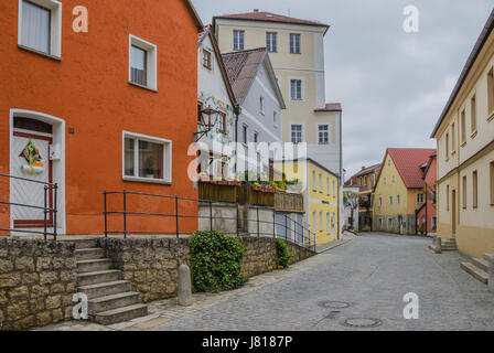 Die malerische Kallmünz ist bekannt für seine vielen Künstlern, die hier lebten und arbeiteten. Zum Beispiel die berühmte Malerin Gabriele Münter und Wassily Kandinsky Stockfoto