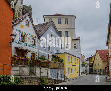 Die malerische Kallmünz ist bekannt für seine vielen Künstlern, die hier lebten und arbeiteten. Zum Beispiel die berühmte Malerin Gabriele Münter und Wassily Kandinsky Stockfoto