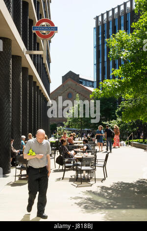 Büroangestellte Entspannung in Pancras Square in der Nähe von Kings Cross, London, England, UK Stockfoto