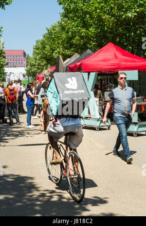 Deliveroo und Curb Street Food Market am Kings Boulevard, King's Cross, London, England, Großbritannien Stockfoto