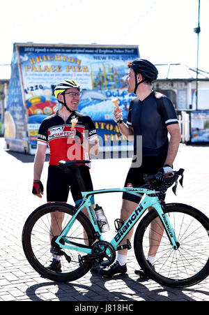 Brighton, UK. 26. Mai 2017. Radfahrer genießen ein Eis in der schönen Sonne auf Brighton Seafront heute Morgen vor der Abreise nach London mit heute Prognose zu den heißesten Tag des Jahres so weit mit Temperaturen bis zu den hohen 20er Jahre Celsius in einigen Teilen von Großbritannien Credit: Simon Dack/Alamy Live News Stockfoto