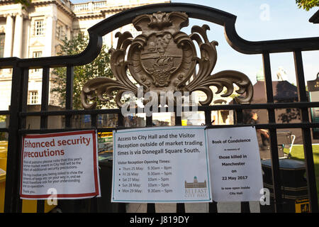 Der Belfast City Hall, UK. 26. Mai 2017. Im Zuge des Terroranschlags in Manchester Arena am Montag, 22. Mai, verstärkte Sicherheitsvorkehrungen auf Continental-Markt auf dem Gelände der Belfast City Hall, die von Donnerstag läuft eingeführt worden 25. bis Montag, 29. Mai 2017. Bildnachweis: Bonzo/Alamy Live-Nachrichten Stockfoto