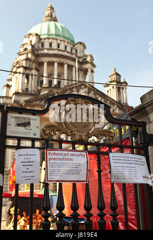 Der Belfast City Hall, UK. 26. Mai 2017. Im Zuge des Terroranschlags in Manchester Arena am Montag, 22. Mai, verstärkte Sicherheitsvorkehrungen auf Continental-Markt auf dem Gelände der Belfast City Hall, die von Donnerstag läuft eingeführt worden 25. bis Montag, 29. Mai 2017. Bildnachweis: Bonzo/Alamy Live-Nachrichten Stockfoto