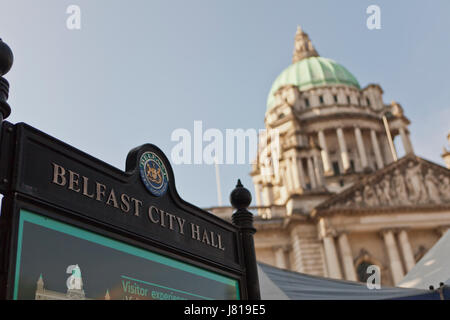 Der Belfast City Hall, UK. 26. Mai 2017. Im Zuge des Terroranschlags in Manchester Arena am Montag, 22. Mai, verstärkte Sicherheitsvorkehrungen auf Continental-Markt auf dem Gelände der Belfast City Hall, die von Donnerstag läuft eingeführt worden 25. bis Montag, 29. Mai 2017. Bildnachweis: Bonzo/Alamy Live-Nachrichten Stockfoto