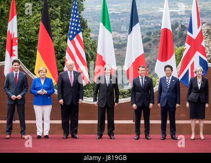 Sizilien, Italien. 26. Mai 2017. Sizilien, Italien. 26. Mai 2017. Kanadas Premierminister Justin Trudeau (L-R) stellt neben Deutschlands Bundeskanzlerin Angela Merken, uns Präsident Donald Trump, Italiens Ministerpräsident Paolo Gentiloni, Präsident von Frankreich Emmanuel Macron, Japans Shinzo Abe und Großbritanniens Theresa May für die "Family Portrait" vor dem altgriechischen Theater auf dem G7-Gipfel in Taormina in Sizilien, Italien, 26. Mai 2017. Die Köpfe der G7-Staaten treffen sich in Sizilien vom 26. Mai bis 27. Mai 2017. Bildnachweis: Dpa/Alamy Live-Nachrichten Stockfoto