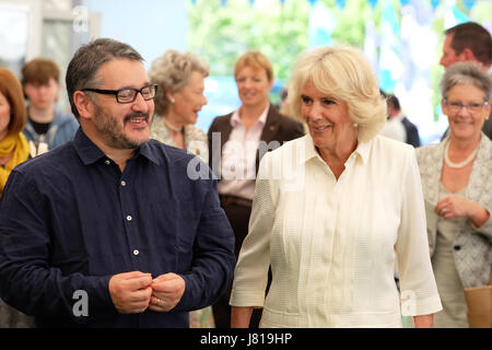 Hay Festival 2017 - Hay on Wye, Wales, UK - Freitag, 26. Mai 2017 - HRH Camilla Duchess of Cornwall kommt in der Hay Festival und gilt mit Peter Florenz Leiter des Hay Festival (links) - das Hay-Festival feiert sein 30-jähriges Jubiläum im Jahr 2017. Mehr als 4.000 Mittelschule Kinder werden am zweiten Tag des literarischen Festivals besuchen, die bis zum 4. Juni läuft.  Steven Mai / Alamy Live News Stockfoto