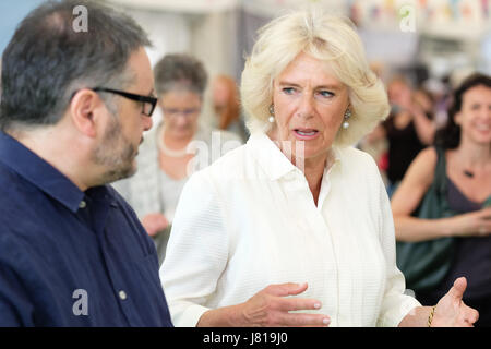 Hay Festival 2017 - Hay on Wye, Wales, UK - Freitag, 26. Mai 2017 - HRH Camilla Duchess of Cornwall kommt in der Hay Festival und gilt mit Peter Florenz Leiter des Hay Festival (links) - das Hay-Festival feiert sein 30-jähriges Jubiläum im Jahr 2017. Mehr als 4.000 Mittelschule Kinder werden am zweiten Tag des literarischen Festivals besuchen, die bis zum 4. Juni läuft.  Steven Mai / Alamy Live News Stockfoto