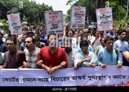 Dhaka, Bangladesch. 26. Mai 2017.  Die Statue der Justitia liegt auf dem Boden in den obersten Gerichtshof betrieben in Dhaka, Bangladesch, 26. Mai 2017. Die Statue wurde am Donnerstagabend, aus seinen Platz in der Nähe des Hofes Eingang entfernt nach Anforderungen durch radikale islamistische Outfit Hifazat-e-Islam. Erzürnt durch die Entscheidung, linke Fachschaften begann außerhalb der Gerichtshof Prämisse demonstrieren und Proteste für morgen angekündigt. Bildnachweis: SK Hasan Ali/Alamy Live-Nachrichten Stockfoto