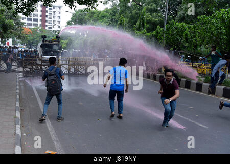 Dhaka, Bangladesch. 26. Mai 2017.  Die Statue der Justitia liegt auf dem Boden in den obersten Gerichtshof betrieben in Dhaka, Bangladesch, 26. Mai 2017. Die Statue wurde am Donnerstagabend, aus seinen Platz in der Nähe des Hofes Eingang entfernt nach Anforderungen durch radikale islamistische Outfit Hifazat-e-Islam. Erzürnt durch die Entscheidung, linke Fachschaften begann außerhalb der Gerichtshof Prämisse demonstrieren und Proteste für morgen angekündigt. Bildnachweis: SK Hasan Ali/Alamy Live-Nachrichten Stockfoto