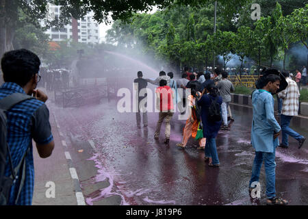 Dhaka, Bangladesch. 26. Mai 2017.  Die Statue der Justitia liegt auf dem Boden in den obersten Gerichtshof betrieben in Dhaka, Bangladesch, 26. Mai 2017. Die Statue wurde am Donnerstagabend, aus seinen Platz in der Nähe des Hofes Eingang entfernt nach Anforderungen durch radikale islamistische Outfit Hifazat-e-Islam. Erzürnt durch die Entscheidung, linke Fachschaften begann außerhalb der Gerichtshof Prämisse demonstrieren und Proteste für morgen angekündigt. Bildnachweis: SK Hasan Ali/Alamy Live-Nachrichten Stockfoto