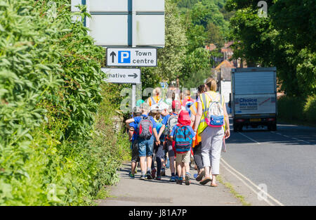 Gruppe von Schulkindern getroffen werden am Morgen in Großbritannien zur Schule. Stockfoto