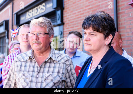 Newtownabbey, Nordirland. 26. Mai 2017 - DUP-Chef Arlene Foster visits Ashers Bäckerei während und Wahlkampf mit Sammy Wilson für die bevorstehenden Parlamentswahlen. Die DUP wurden beschuldigt, der Homophobie durch Unterstützung von Ashers Bäckerei nach ihrer Weigerung eine gekühlte Kuchen mit Foto und Slogan, die homosexuelle Ehe zu liefern. Ashers behauptet sie sich gegen ihre Überzeugungen wie Sie sind stolz darauf, eine christliche Gesellschaft mit der christlichen Moral. Das jüngste Gerichtsverfahren entschieden, dass Ashers der Kunde ihre Menschenrechte verweigert hatte, aber gefallen die Entscheidung. Seitdem haben sie r Stockfoto