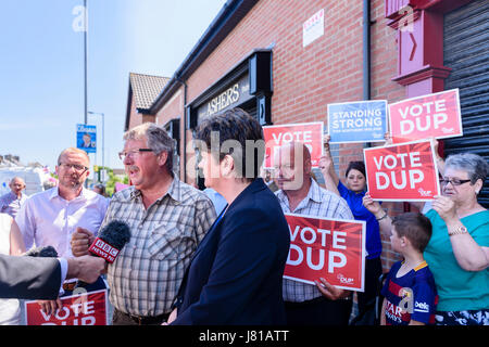 Newtownabbey, Nordirland. 26. Mai 2017 - DUP-Chef Arlene Foster visits Ashers Bäckerei während und Wahlkampf mit Sammy Wilson für die bevorstehenden Parlamentswahlen. Die DUP wurden beschuldigt, der Homophobie durch Unterstützung von Ashers Bäckerei nach ihrer Weigerung eine gekühlte Kuchen mit Foto und Slogan, die homosexuelle Ehe zu liefern. Ashers behauptet sie sich gegen ihre Überzeugungen wie Sie sind stolz darauf, eine christliche Gesellschaft mit der christlichen Moral. Das jüngste Gerichtsverfahren entschieden, dass Ashers der Kunde ihre Menschenrechte verweigert hatte, aber gefallen die Entscheidung. Seitdem haben sie r Stockfoto