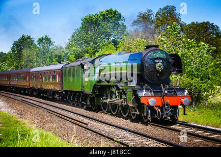 Freshford, UK. 26. Mai 2017. Dampf Lok FlyingScotsman Dämpfe durch Wiltshire auf einem Tagesausflug runden die Somerset und Wiltshire Landschaft mit einem Kranz an der Kesseltür, die geglaubt wird, um eine Hommage an die Opfer der Manchester Bombardierung am Wochenende werden befestigt. Bildnachweis: David Betteridge/Alamy Live-Nachrichten Stockfoto