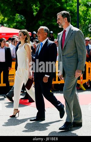 Madrid, Spanien. 26. Mai 2017. Spaniens King Felipe VI (R), seine Frau, Königin Letizia (L), und Marcelo Rebelo de Sousa (C), Präsident der portugiesischen Republik, nimmt an der Eröffnung der Madrider Buchmesse. Diese 76. Auflage findet vom 26. Mai bis 11. Juni und Portugal ist das Land, eingeladen. Heute die Einrichtung über 350 Ständen entlang der Allee Paseo de Carruajes in Madrid-Retiro-Park bieten die Öffentlichkeit die neuesten literarischen Angebote entdecken und auch ihre Lieblingsautoren zu erfüllen. Bildnachweis: M.Ramirez / Alamy Live News Stockfoto