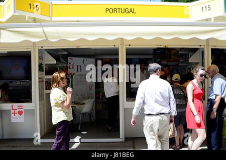 Madrid, Spanien. 26. Mai 2017. Stand von Portugal. Eröffnung des Madrid Buchmesse. Diese 76. Auflage findet vom 26. Mai bis 11. Juni und Portugal ist das Land, eingeladen. Heute die Einrichtung über 350 Ständen entlang der Allee Paseo de Carruajes in Madrid-Retiro-Park bieten die Öffentlichkeit die neuesten literarischen Angebote entdecken und auch ihre Lieblingsautoren zu erfüllen. Bildnachweis: M.Ramirez / Alamy Live News Stockfoto