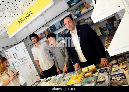 Madrid, Spanien. 26. Mai 2017. Stand von Portugal. Eröffnung des Madrid Buchmesse. Diese 76. Auflage findet vom 26. Mai bis 11. Juni und Portugal ist das Land, eingeladen. Heute die Einrichtung über 350 Ständen entlang der Allee Paseo de Carruajes in Madrid-Retiro-Park bieten die Öffentlichkeit die neuesten literarischen Angebote entdecken und auch ihre Lieblingsautoren zu erfüllen. Bildnachweis: M.Ramirez / Alamy Live News Stockfoto