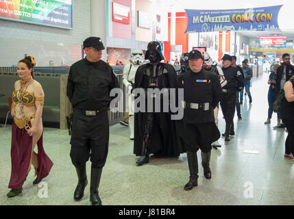 ExCel, London UK. 26. Mai 2017. Der erste MCM London Comic Con 2017 eröffnet mit Cosplayer, Aussteller und Spiele absteigend auf ExCel. Bildnachweis: Malcolm Park/Alamy Live-Nachrichten Stockfoto