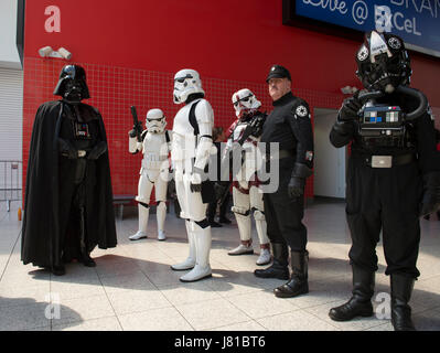 ExCel, London UK. 26. Mai 2017. Der erste MCM London Comic Con 2017 eröffnet mit Cosplayer, Aussteller und Spiele absteigend auf ExCel. Bildnachweis: Malcolm Park/Alamy Live-Nachrichten Stockfoto