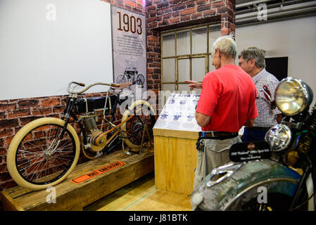 In Johannesburg. 26. Mai 2017. Zwei Besucher betrachten die Nachbildung der ersten Motorräder von Harley-Davidson USA 1903 produziert am Tag Eröffnung des zweiten South Africa Bike Festivals in Kyalami, nördlich von Johannesburg am 26. Mai 2017. Der zweite Startschuss für Südafrika Bike Festival hier Freitag. Zur Teilnahme an den Dutzenden von Aktivitäten wie Fahrrad fahren Tests, Design Wettbewerb, displays, Vertrieb und live-Musik Konzerte in den nächsten 3 Tagen werden mehr als 20.000 Besucher erwartet. Bildnachweis: Zhai Jianlan/Xinhua/Alamy Live-Nachrichten Stockfoto