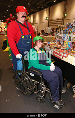 London, UK. 26. Mai 2017. Super Mario Brothers am Eröffnungstag der MCM Comic Con in Excel in London Credit: Paul Brown/Alamy Live News Stockfoto