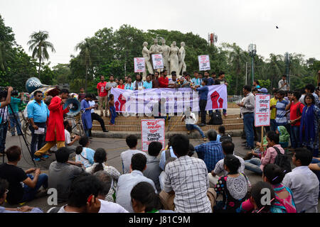 Dhaka, Bangladesch. 26. Mai 2017. Bangladeshi linke Studenten marschieren auf der Straße in Richtung der oberste Gerichtshof in Dhaka, Bangladesch, am 26. Mai 2017 zu protestieren. Der Bildhauer sagte eine Justitia-Statue aus Bangladeshs Supreme Court entfernt wurde Räumlichkeiten unter strengen Sicherheitsvorkehrungen über Nacht nachdem islamistische Hardliner für dessen Entfernung monatelang gedrückt, am Freitag. Bildnachweis: Mamunur Rashid/Alamy Live-Nachrichten Stockfoto