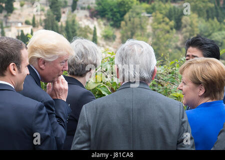 HANDOUT - der Präsident von Frankreich Emmanuel Macron (L-R), US-Präsident, Donald Trump, Großbritanniens Premierminister Theresa May, EU-Kommissionspräsident Jean-Claude Juncker, Bundeskanzlerin Angela Merkel und Japans Ministerpräsident Shinzo Abe an der Küste in Taormina in Sizilien, Italien, 26. Mai 2017 zusammenstehen. Die Köpfe der G7-Staaten treffen sich in Sizilien vom 26. Mai bis 27. Mai 2017 zu verhandeln und globale Themen zu diskutieren. (ACHTUNG REDAKTION: BILD WIEDERHOLUNG MIT ALTERNATIVEN CROP) (Achtung Redaktion: redaktionelle Nutzung nur im Zusammenhang mit der aktuellen Berichterstattung/obligatorischen CREDIT: "Guido Bergmann Stockfoto