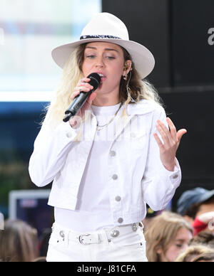 New York, USA. 26. Mai 2017. Miley Cyrus führt 26. Mai 2017 auf NBC "Today" am Rockefeller Plaza in New York City in New York City. Bildnachweis: MediaPunch Inc/Alamy Live-Nachrichten Stockfoto