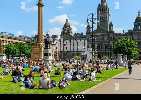 Glasgow, Schottland. 26. Mai 2017. Da Temperaturen in den hohen 20 C schweben nehmen die Menschen in Glasgow Zeit zum entspannen und ein bisschen Mittagessen und Sonnenbaden im George Square. Bildnachweis: Findlay/Alamy Live-Nachrichten Stockfoto