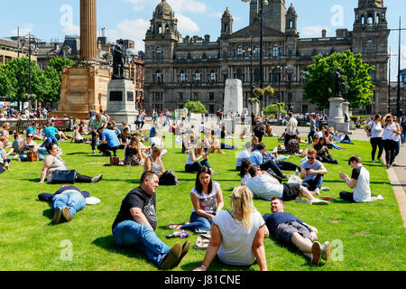 Glasgow, Schottland. 26. Mai 2017. Da Temperaturen in den hohen 20 C schweben nehmen die Menschen in Glasgow Zeit zum entspannen und ein bisschen Mittagessen und Sonnenbaden im George Square. Bildnachweis: Findlay/Alamy Live-Nachrichten Stockfoto