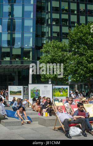 London, UK. 26. Mai 2017. Arbeitnehmer im Regents Square in London auf Liegestühlen die Sonne genießen während ihrer Mittagspause am heißesten Tag des Jahres so weit. Foto: Freitag, 26. Mai 2017. Bildnachweis: Roger Garfield/Alamy Live-Nachrichten Stockfoto