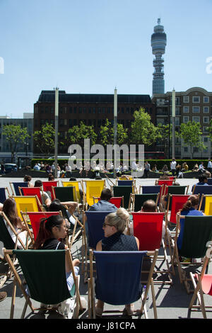 London, UK. 26. Mai 2017. Arbeitnehmer im Regents Square in London auf Liegestühlen die Sonne genießen während ihrer Mittagspause am heißesten Tag des Jahres so weit (Post Office Tower im Hintergrund). Foto: Freitag, 26. Mai 2017. Bildnachweis: Roger Garfield/Alamy Live-Nachrichten Stockfoto