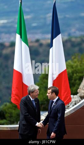 Taormina, Italien. 26. Mai 2017. French President Emmanuel Macron (R) schüttelt Hände mit italienischen Ministerpräsidenten Paolo Gentiloni im antiken griechischen Theater von Taormina vor der Eröffnungsfeier ein G7-Gipfel, Italien, am 26. Mai 2017. Ein zweitägige Gipfel der Staats-und Regierungschefs aus der Gruppe der sieben (G7) industrialisierten Nationen startete Freitag in die italienische Stadt von Taormina. Bildnachweis: Xinhua/Alamy Live-Nachrichten Stockfoto