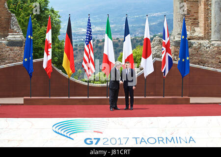 Taormina, Italien. 26. Mai 2017. French President Emmanuel Macron (R) schüttelt Hände mit italienischen Ministerpräsidenten Paolo Gentiloni im antiken griechischen Theater von Taormina vor der Eröffnungsfeier ein G7-Gipfel, Italien, am 26. Mai 2017. Ein zweitägige Gipfel der Staats-und Regierungschefs aus der Gruppe der sieben (G7) industrialisierten Nationen startete Freitag in die italienische Stadt von Taormina. Bildnachweis: Xinhua/Alamy Live-Nachrichten Stockfoto