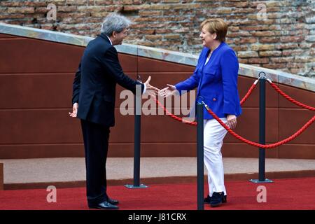 Taormina, Italien. 26. Mai 2017. Deutsche Kanzlerin Angela Merkel (R) schüttelt Hände mit italienischen Ministerpräsidenten Paolo Gentiloni im antiken griechischen Theater von Taormina vor der Eröffnungsfeier ein G7-Gipfel, Italien, am 26. Mai 2017. Ein zweitägige Gipfel der Staats-und Regierungschefs aus der Gruppe der sieben (G7) industrialisierten Nationen startete Freitag in die italienische Stadt von Taormina. Bildnachweis: Xinhua/Alamy Live-Nachrichten Stockfoto