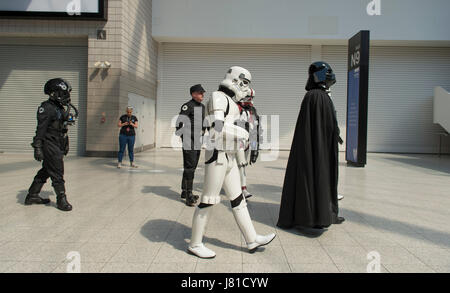 ExCel, London UK. 26. Mai 2017. Der erste MCM London Comic Con 2017 eröffnet mit Cosplayer, Aussteller und Spiele absteigend auf ExCel. Bildnachweis: Malcolm Park/Alamy Live-Nachrichten Stockfoto