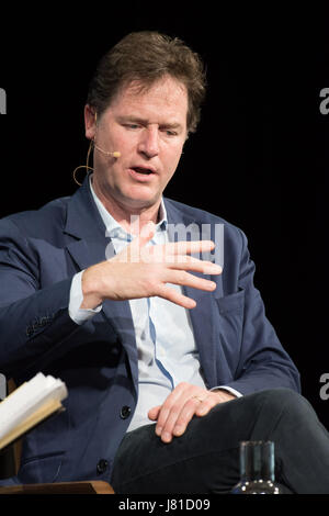 Hay on Wye, Wales UK, Freitag, 26. Mai 2017. Der ehemalige stellvertretende Premierminister NICK CLEGG sprechen über die 2010-2015 Koalitionsregierung am Hay-Festival - das diese Yer feiert 30. Geburtstag. Temperaturen in vielen Teilen des Vereinigten Königreichs werden der hohe 20er Jahre Celsius heute erreichen, bevor gewittrigem Wetter aus dem Westen über Nacht und morgen früh Credit in rollt: Keith Morris/Alamy Live-Nachrichten Stockfoto