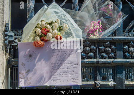 Whitehall, London, UK. 25. Mai 2017. Ein Denkmal von Blumen für PC Keith Palmer bleibt Attatched auf dem Geländer des Parlaments - Sicherheit ist eng in Westminster, wie das Vereinigte Königreich auf seinen höchsten Stand der Warnung ist. London, 26. Mai 2017. Bildnachweis: Guy Bell/Alamy Live-Nachrichten Stockfoto