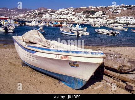 Chora, Mykonos, Griechenland. 3. Oktober 2004. Gestrandeter Boote in der geschäftigen, malerischen alten Hafen Chora. Mykonos zieht jedes Jahr viele Besucher und Tourismus ist ein wichtiger Wirtschaftszweig. Bildnachweis: Arnold Drapkin/ZUMA Draht/Alamy Live-Nachrichten Stockfoto