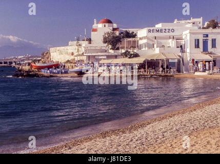 Chora, Mykonos, Griechenland. 3. Oktober 2004. Belebten Cafés säumen die Bucht in Mykonos. Tourismus ist ein wichtiger Wirtschaftszweig und Mykonos lockt zahlreiche Besucher jedes Jahr. Bildnachweis: Arnold Drapkin/ZUMA Draht/Alamy Live-Nachrichten Stockfoto