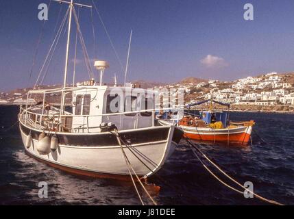 Chora, Mykonos, Griechenland. 3. Oktober 2004. Boote in der geschäftigen, malerischen alten Hafen Chora. Mykonos zieht jedes Jahr viele Besucher und Tourismus ist ein wichtiger Wirtschaftszweig. Bildnachweis: Arnold Drapkin/ZUMA Draht/Alamy Live-Nachrichten Stockfoto