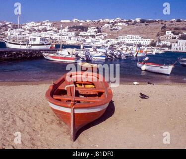 Chora, Mykonos, Griechenland. 3. Oktober 2004. Gestrandeter Boote in der geschäftigen, malerischen alten Hafen Chora. Mykonos zieht jedes Jahr viele Besucher und Tourismus ist ein wichtiger Wirtschaftszweig. Bildnachweis: Arnold Drapkin/ZUMA Draht/Alamy Live-Nachrichten Stockfoto