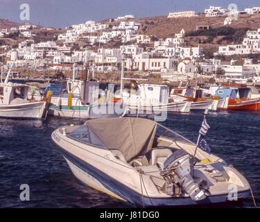 Chora, Mykonos, Griechenland. 3. Oktober 2004. Boote in der geschäftigen, malerischen alten Hafen Chora. Mykonos zieht jedes Jahr viele Besucher und Tourismus ist ein wichtiger Wirtschaftszweig. Bildnachweis: Arnold Drapkin/ZUMA Draht/Alamy Live-Nachrichten Stockfoto