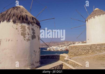 Chora, Mykonos, Griechenland. 3. Oktober 2004. Die berühmten legendären Windmühlen (Kato Mili) in Chora, Mykonos, auf einem Hügel mit Blick auf das Meer und die Stadt sind ein bezeichnendes Merkmal der Landschaft. Lieblings-Tourist, Mykonos zieht jedes Jahr und ist der Tourismus ein wichtiger Wirtschaftszweig. Bildnachweis: Arnold Drapkin/ZUMA Draht/Alamy Live-Nachrichten Stockfoto