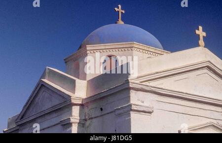 Chora, Mykonos, Griechenland. 3. Oktober 2004. Die blaue Kuppel griechisch-orthodoxe Kirche Agios Nikolaos in der Stadt Chora auf der griechischen Insel Mykonos. Lieblings-Tourist, Mykonos lockt viele Urlauber und Tourismus ist ein wichtiger Wirtschaftszweig. Bildnachweis: Arnold Drapkin/ZUMA Draht/Alamy Live-Nachrichten Stockfoto