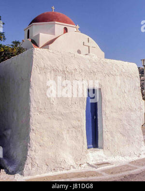 Chora, Mykonos, Griechenland. 3. Oktober 2004. Eine traditionelle Kuppel rote griechisch-orthodoxen Kirche in der Stadt Chora auf der griechischen Insel Mykonos. Lieblings-Tourist, Mykonos lockt viele Urlauber und Tourismus ist ein wichtiger Wirtschaftszweig. Bildnachweis: Arnold Drapkin/ZUMA Draht/Alamy Live-Nachrichten Stockfoto