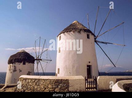 Chora, Mykonos, Griechenland. 3. Oktober 2004. Die berühmten legendären Windmühlen (Kato Mili) in Chora, Mykonos, auf einem Hügel mit Blick auf das Meer und die Stadt sind ein bezeichnendes Merkmal der Landschaft. Lieblings-Tourist, Mykonos zieht jedes Jahr und ist der Tourismus ein wichtiger Wirtschaftszweig. Bildnachweis: Arnold Drapkin/ZUMA Draht/Alamy Live-Nachrichten Stockfoto