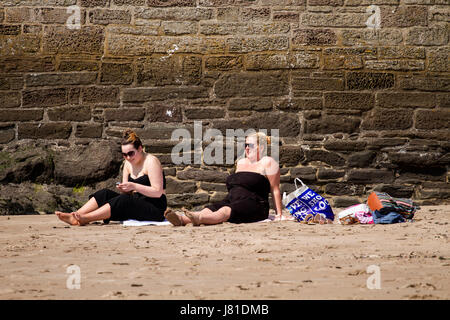 Dundee, UK. 26. Mai 2017. UK-Wetter: Bank Holiday Wochenende beginnt mit heißen, sonnigen Wetter setzt sich fort über Tayside mit maximaler Temperatur von 24 ° C. Die Hitzewelle Temperaturen sind weiterhin in Tayside in den nächsten Tagen eingestellt. Zwei Frauen sitzen auf dem Sand, genießen das herrlichste warme Wetter in Broughty Ferry Beach heute. Bildnachweis: Dundee Photographics /Alamy Live-Nachrichten Stockfoto