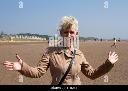 Dundee, UK. 26. Mai 2017. UK-Wetter: Bank Holiday Wochenende beginnt mit heißen, sonnigen Wetter setzt sich fort über Tayside mit maximaler Temperatur von 24 ° C. Die Hitzewelle Temperaturen sind weiterhin in Tayside in den nächsten Tagen eingestellt. . Eine 60 jährige Frau, das herrlichste warme Wetter in Broughty Ferry Beach genießen. Bildnachweis: Dundee Photographics /Alamy Live-Nachrichten Stockfoto