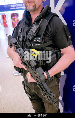 Bewaffnete Polizei Patrouille Leeds City Bahnhof. West Yorkshire. UK. 26. Mai 2017. Im Gefolge der terroristischen Angriff in Manchester, bewaffnete Offiziere von der zivilen Nutzung der Kernenergie im Vereinigten Königreich Constabulary (CNC) eingesetzt. lokalen bewaffneten Polizei im Norden von England zu unterstützen. Die übliche Rolle der CNC ist die Bereitstellung der bewaffneten Polizei und Sicherheit für britische zivile nukleare Einrichtungen. Hier CNC-Polizisten patrouillieren mit Offizieren der West Yorkshire Police Feuerwaffen Support Unit bei Leeds City Bahnhof gesehen. Credit: Ian Wray/Alamy leben Nachrichten Stockfoto